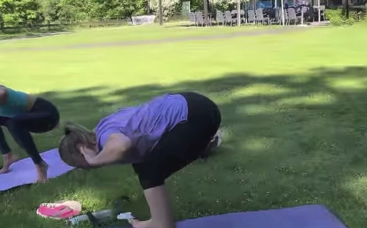 Yoga-Übung auf der Wiese im weichen Tageslicht