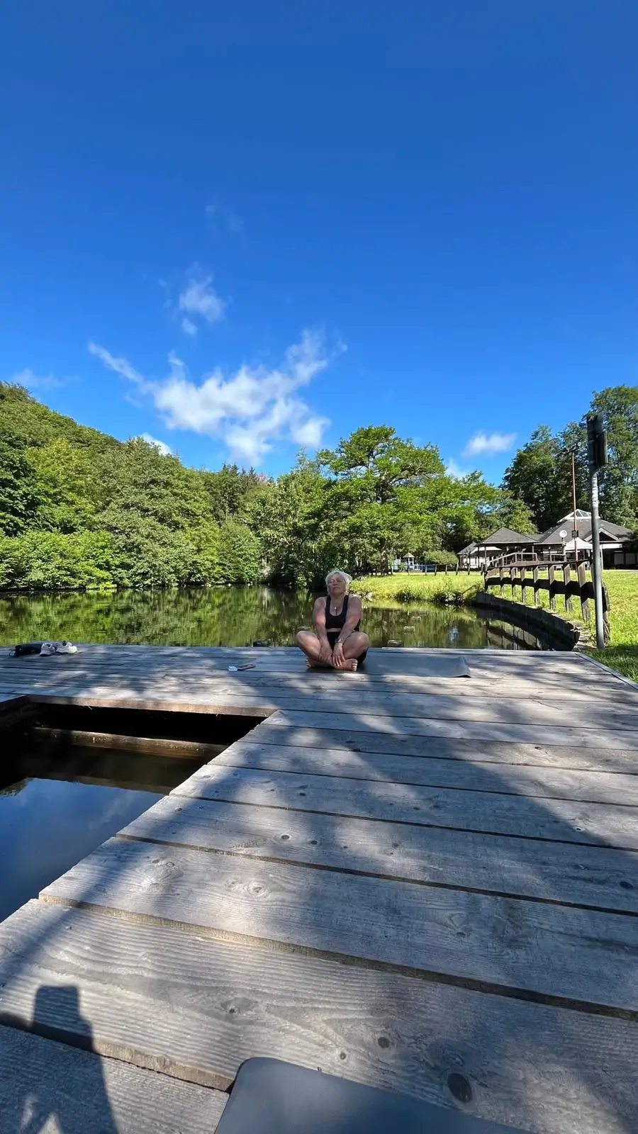 Meditation auf dem Steg, umgeben von Wald und Wasser