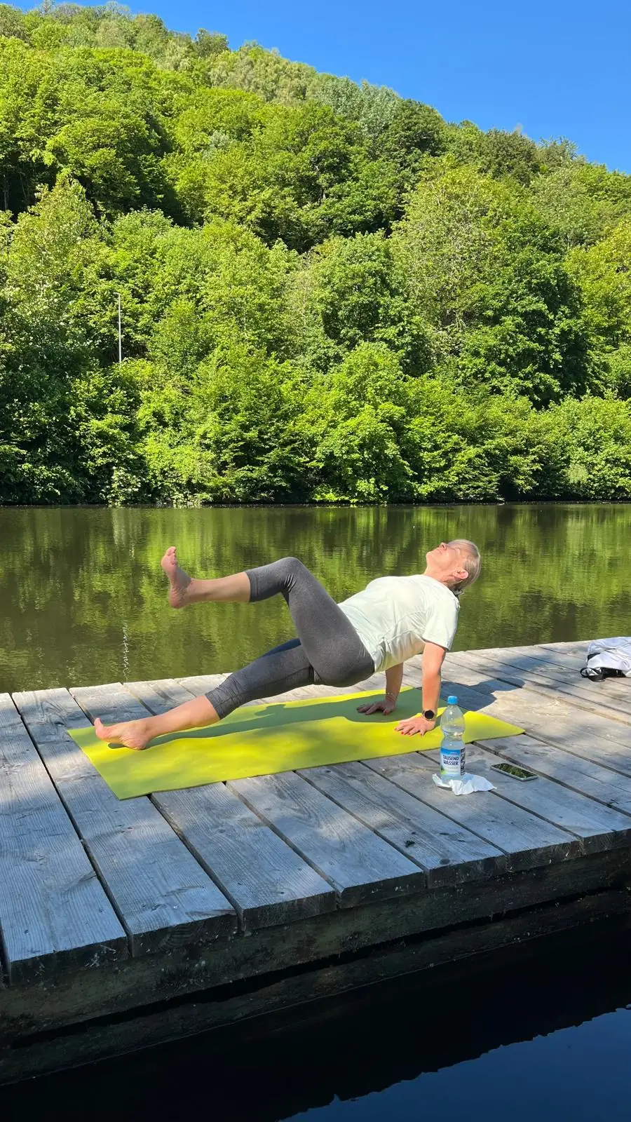 Übung im Stütz auf dem Steg am Wasser